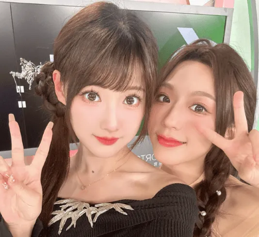 绝世双胞胎 琪琪晒出与天韵的合照：下班后的美 上班时的美