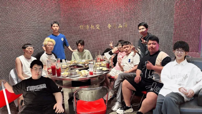 一起度过愉快的时光吧！狼队在分手晚餐后发布了全队合影：“我们都爱你 ”
